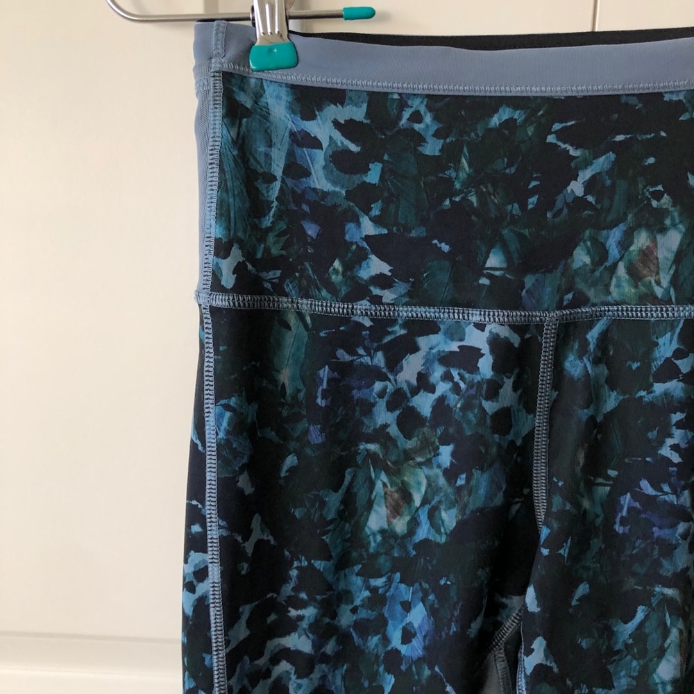 Lululemon Running In The City Blue Mesh Panels 7/8 Workout Leggings - Picture 4 of 12